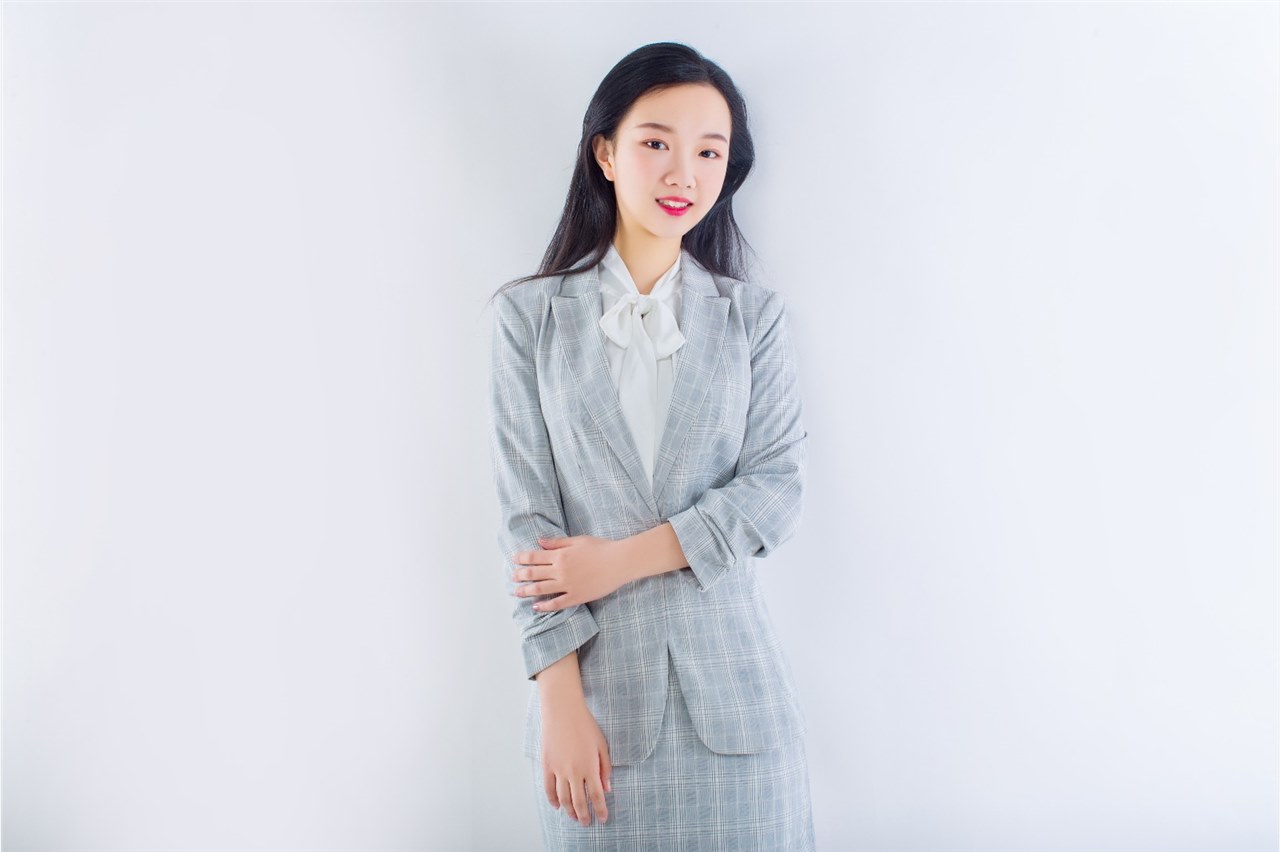 艺考前由学社统一为学生做形象规划，根据一类艺术院校考试标准对考生的要求，给学生提供妆面及服装建议，全方位打造明星艺考生